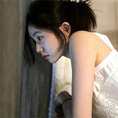 与一位女士合影